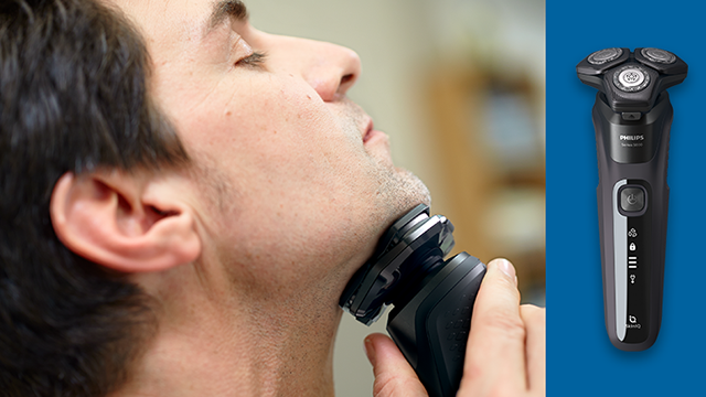 Een man scheert zich met een zwart elektrisch scheerapparaat. Rechts staat een close-up van hetzelfde apparaat tegen een blauwe achtergrond.