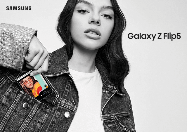 Een vrouw met een spijkerjasje heeft een Samsung Galaxy Z Flip5 in haar zak. Het Samsung logo staat linksboven.