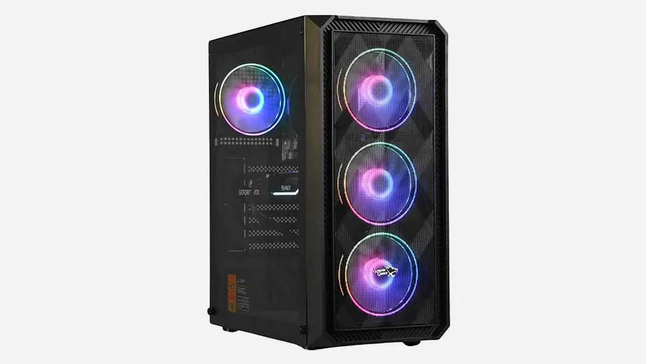 Een zwarte computerkast met aan de voorkant vier ventilatoren met gekleurde ringen en aan de zijkant één ventilator.