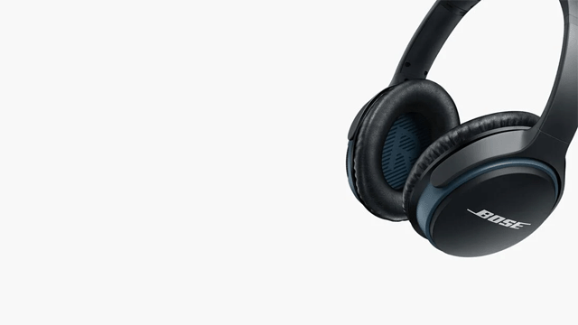 Zwarte Bose-hoofdtelefoon rechts op een witte achtergrond. De oorkussens zijn zichtbaar.