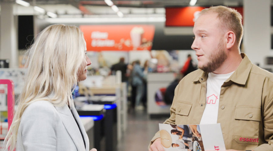 In-store advisor talks with a customer about energy.