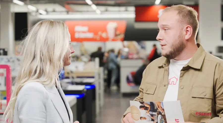 Adviseur in winkel praat met klant over energie.