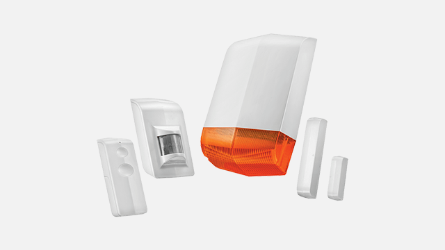 Witte bewegingsmelder, oranje sirene en deurcontacten op een witte achtergrond.