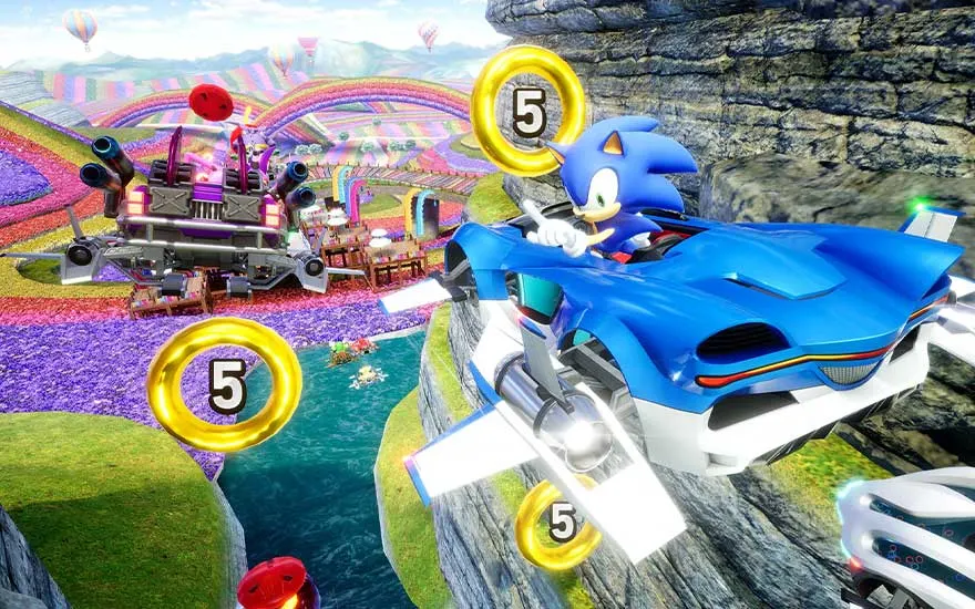 Sonic rijdt in een futuristische auto tussen gouden ringen boven een kleurrijk, fantasierijk landschap.