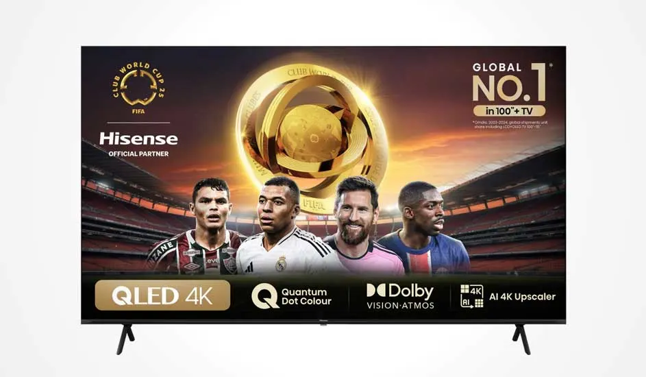 Een Hisense-tv toont beroemde voetballers en een gouden trofee, met QLED 4K en andere specificaties.