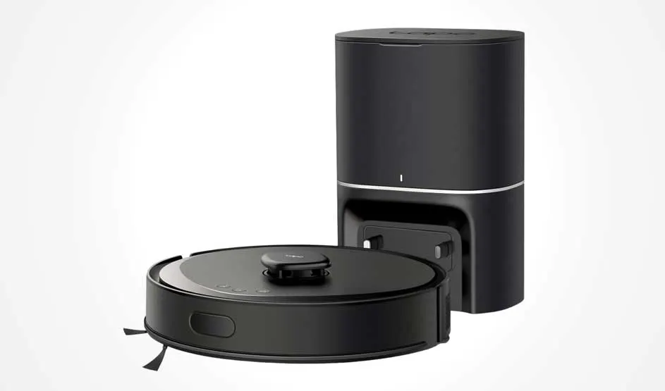 Een zwarte robotstofzuiger met opstaande sensor staat voor een hoog, zwart dockingstation; productfoto op witte achtergrond, strak en modern.