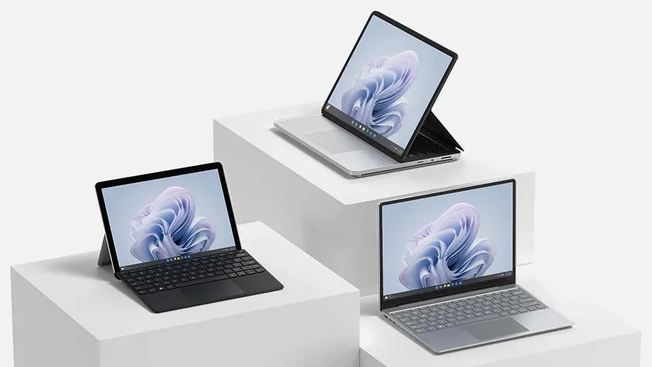 Drie laptops op witte blokken, elk met een scherm dat een abstract bloemmotief toont, variërend in kleur van zwart tot zilver.