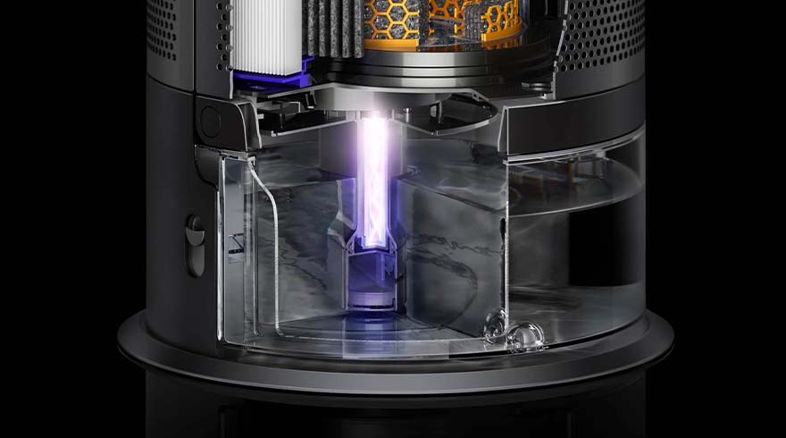 Luchtbevochtiger met doorschijnende watertank en purperen licht. Bovenin filters en een honingraatstructuur tegen een zwarte achtergrond.