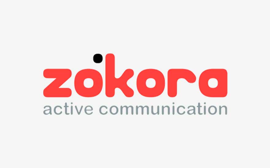 Het Zokora logo in rood met zachte ronde letters en de slogan “active communication” benadrukt een speelse, moderne merkidentiteit.