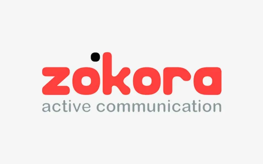 Het Zokora logo in rood met zachte ronde letters en de slogan “active communication” benadrukt een speelse, moderne merkidentiteit.