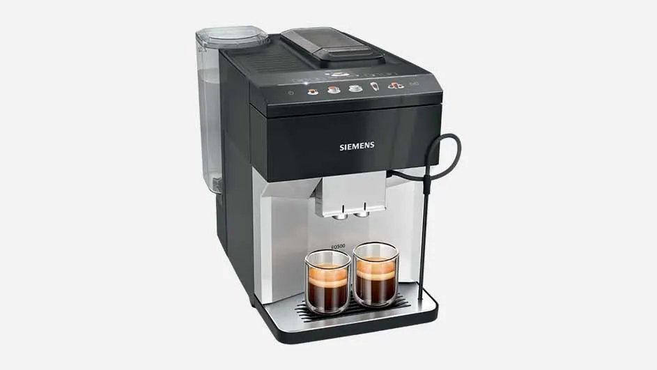Een Siemens koffiemachine met een waterreservoir en twee glazen gevuld met koffie op een zwart dienblad.