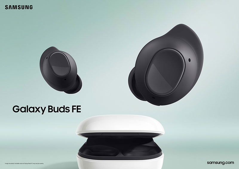 Zwarte draadloze oordopjes en een wit-zwarte oplaadcase zweven tegen een lichtblauwe achtergrond, met het Samsung-logo en de tekst "Galaxy Buds FE".