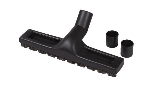 Een zwarte stofzuigerborstel met haren en twee buisvormige hulpstukken op een witte achtergrond.