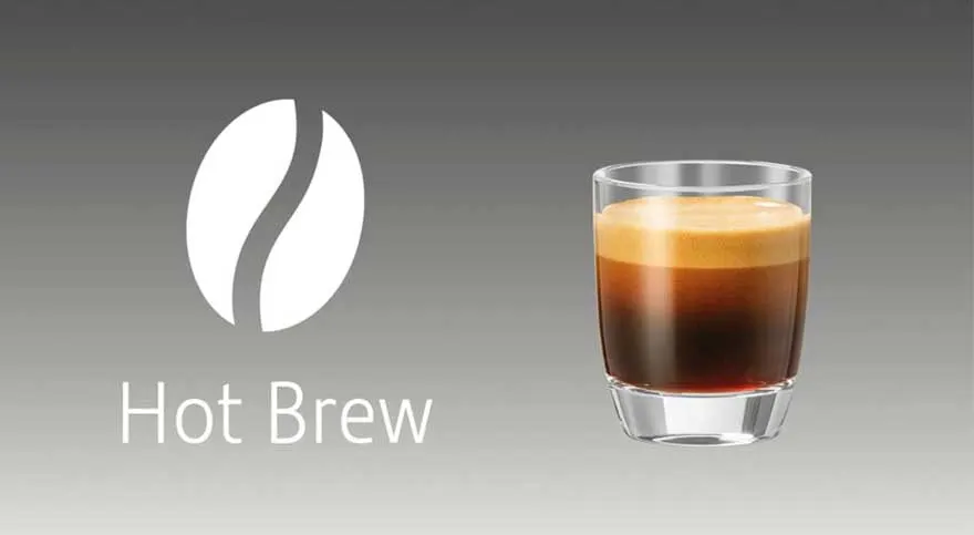 Grijze achtergrond met een wit koffieboon-icoon en de tekst “Hot Brew”; rechts staat een glas met donkere koffie en crema erop.
