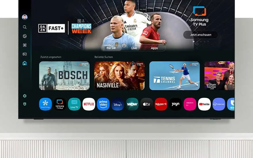Samsung TV-interface met voetbalwedstrijd, streaming apps en Champions League promotie zichtbaar op het scherm.