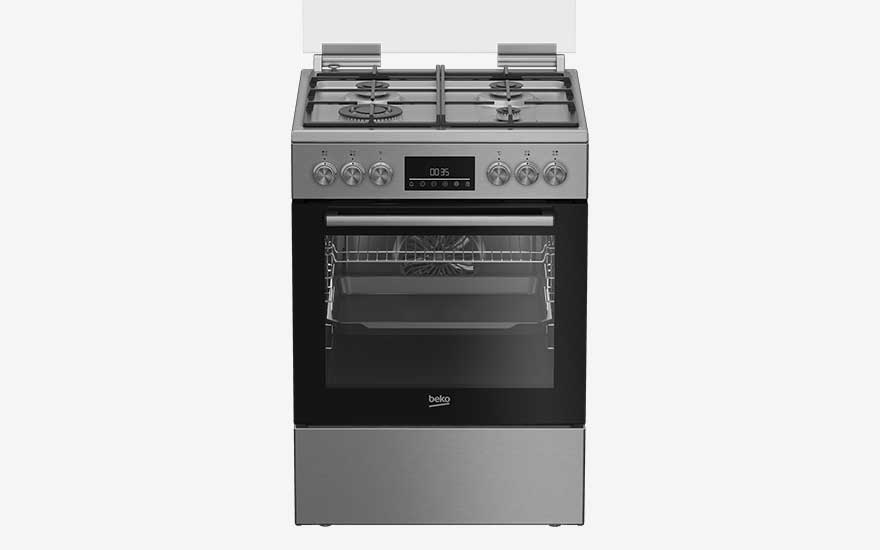 Vrijstaand roestvrijstalen gasfornuis met vier branders en een ruime oven met glazen deur, ontworpen voor modern koken.