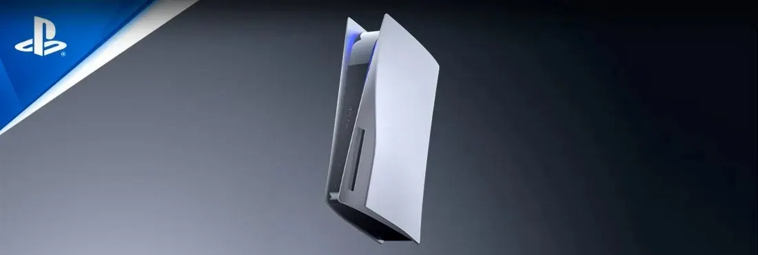 Een witte PlayStation 5-console staat verticaal tegen een grijze achtergrond. Een blauw logo is linksboven te zien.