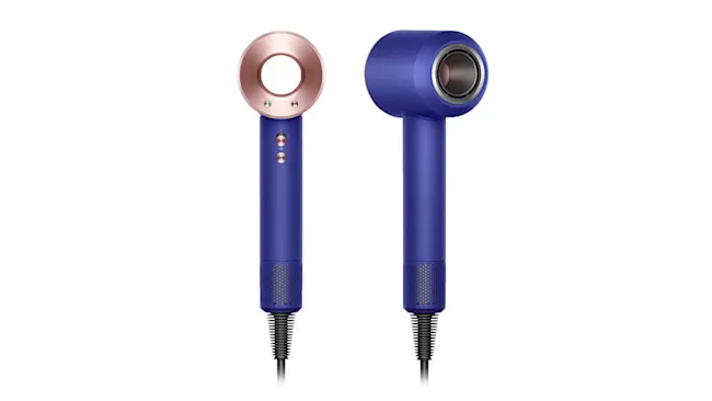 Twee blauwe haardrogers staan op een witte achtergrond, één met een rozegouden ring, de ander met een blauwe ronde kop.
