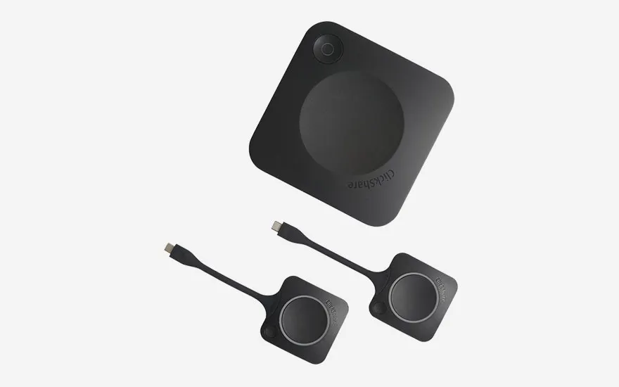 warte ClickShare basisstation met twee USB-C dongles voor uitgebreide draadloze presentatie mogelijkheden in zakelijke omgeving.