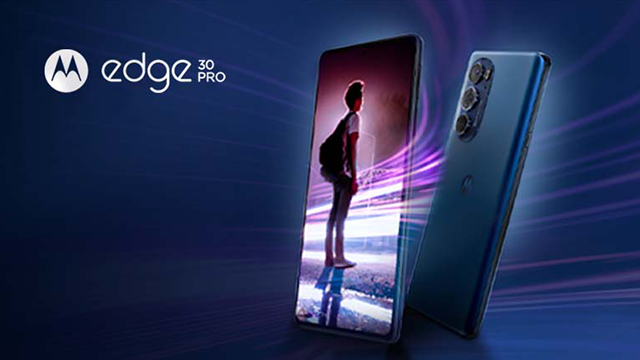 Twee Motorola Edge 30 Pro telefoons op een blauwe achtergrond. Eén toont een persoon op het scherm, de andere heeft een camera aan de achterkant.