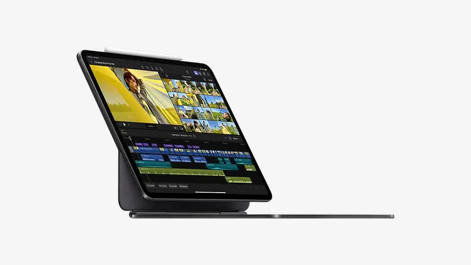 Een iPad in zijaanzicht op een toetsenbordstandaard met een Apple Pencil erbovenop. Op het scherm is een videobewerkingsprogramma te zien met meerdere videoclips en tijdlijnlagen.