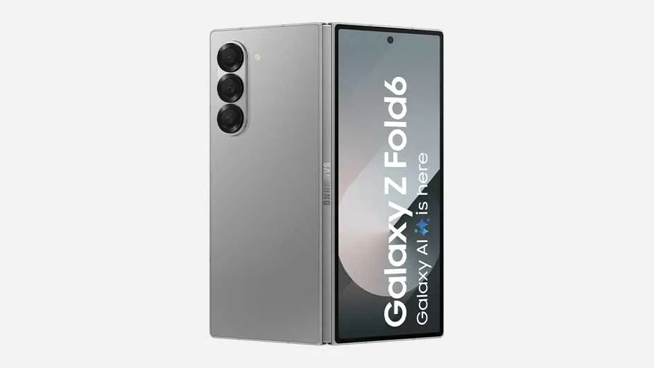 Een zilverkleurige opvouwbare smartphone staat tegen een witte achtergrond. Op de achterkant zitten drie camera lenzen. Het scherm toont "Galaxy Z Fold6".