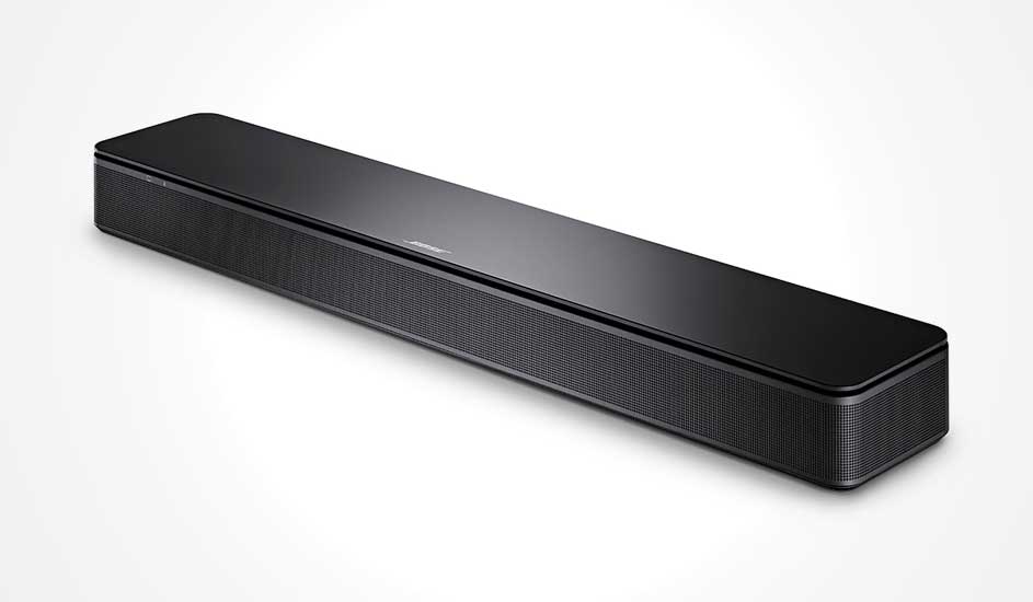 Dit is een zwarte soundbar van Bose met een strak, rechthoekig ontwerp en afgeronde hoeken, ideaal voor je home cinema.