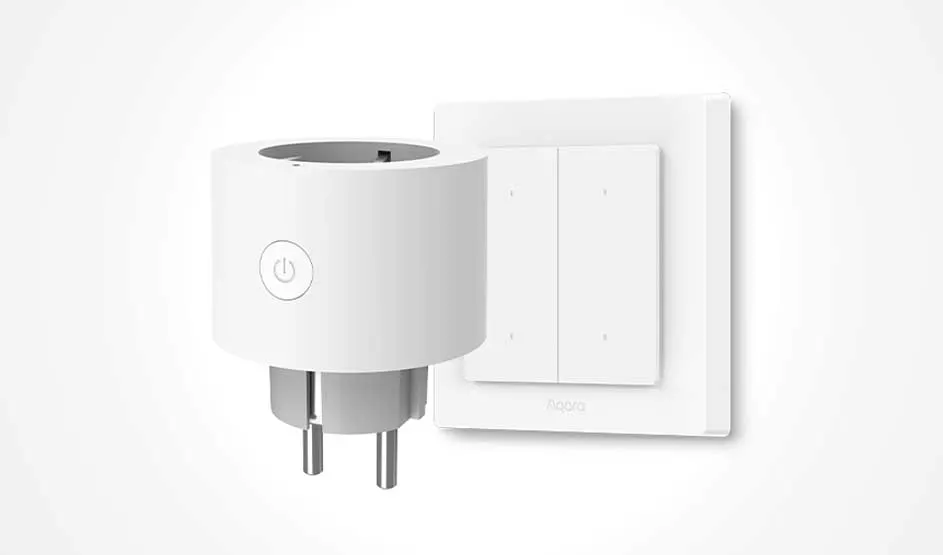 Een witte slimme stekker en een dubbele Aqara-wandschakelaar staan strak afgebeeld tegen een lichte achtergrond.