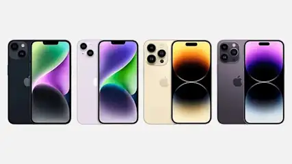 Vier iPhones staan naast elkaar op een witte achtergrond. De telefoons zijn zwart, wit, goud en paars.