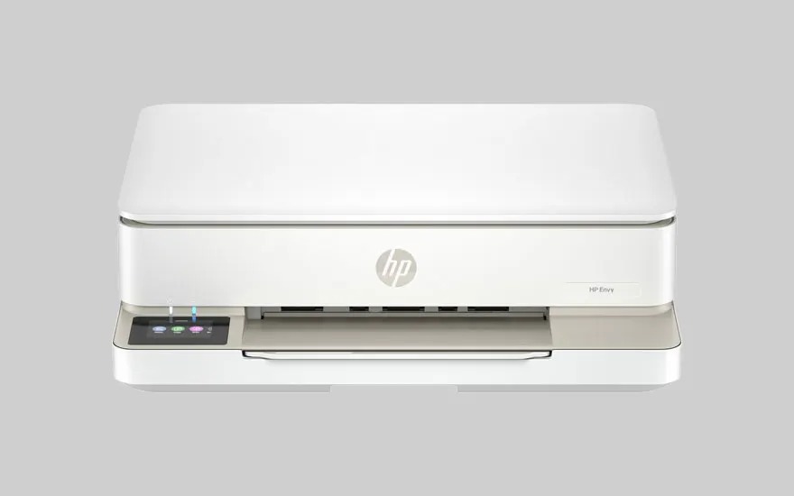 Een witte HP Envy printer met touchscreen staat op een grijze achtergrond. Het HP-logo is duidelijk zichtbaar op de voorkant.