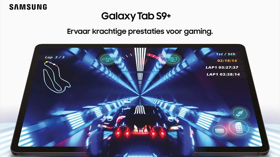 Een Samsung Galaxy Tab S9+ toont een racegame met een auto op een blauwe neonbaan. Spelstatistieken en trackkaart zijn zichtbaar.