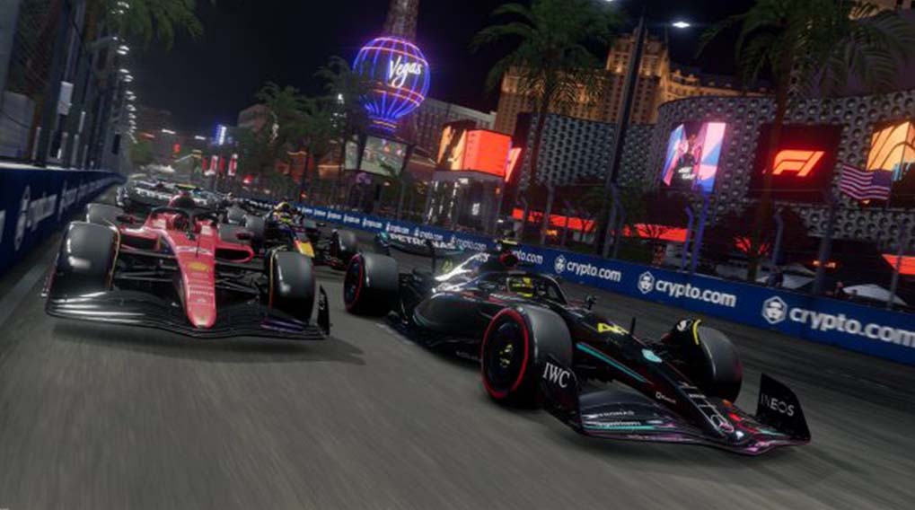 Rennauto's op een circuit 's nachts, met heldere lichten en gebouwen op de achtergrond. Reclameborden zichtbaar langs de baan.