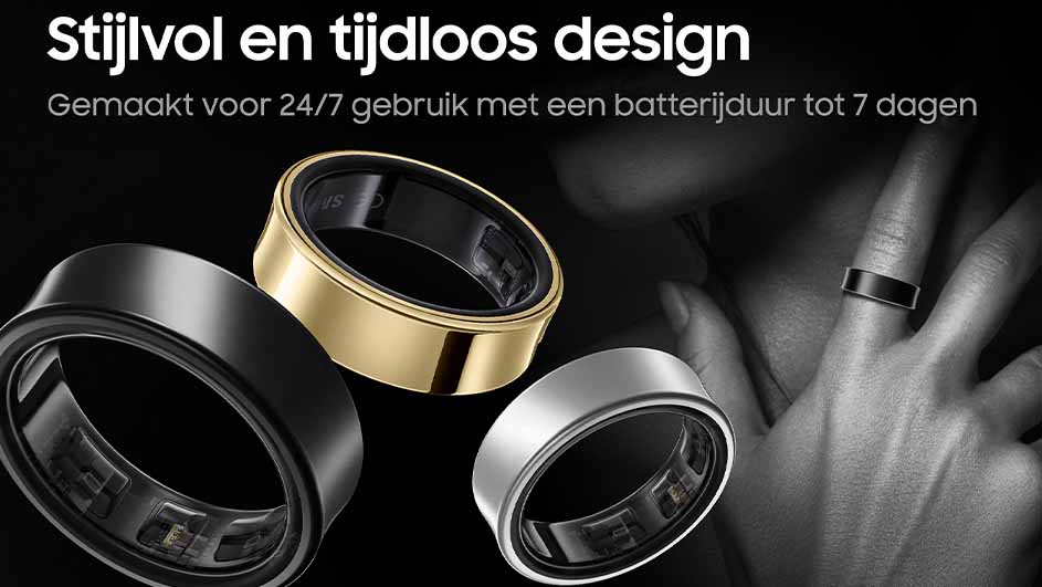Drie ringen in zwart, goud en zilver zweven tegen een donkere achtergrond; één ring wordt gedragen aan een vinger.