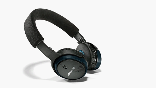 Zwarte Bose hoofdtelefoon met kussens op een witte achtergrond, met het merklogo zichtbaar op de oorschelpen.