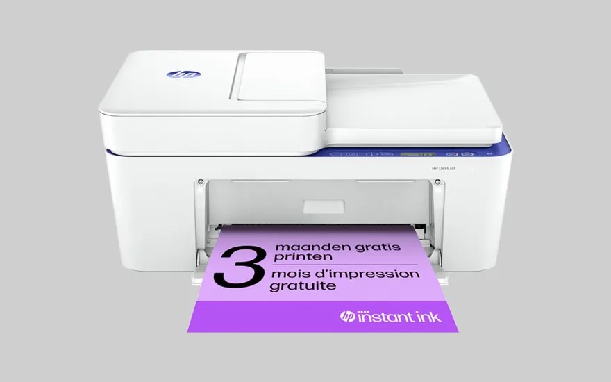 Een witte HP DeskJet printer print een paars papier met “3 maanden gratis printen” en het HP Instant Ink-logo.