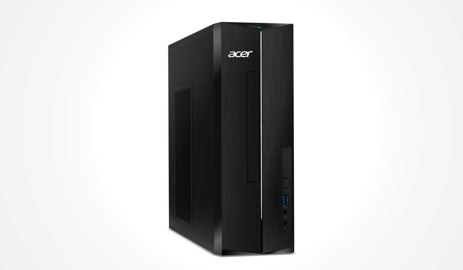 Een compacte, zwarte desktop-pc met strak design, verticale streep en vooraan het Acer-logo, USB-poorten en audio-aansluitingen.