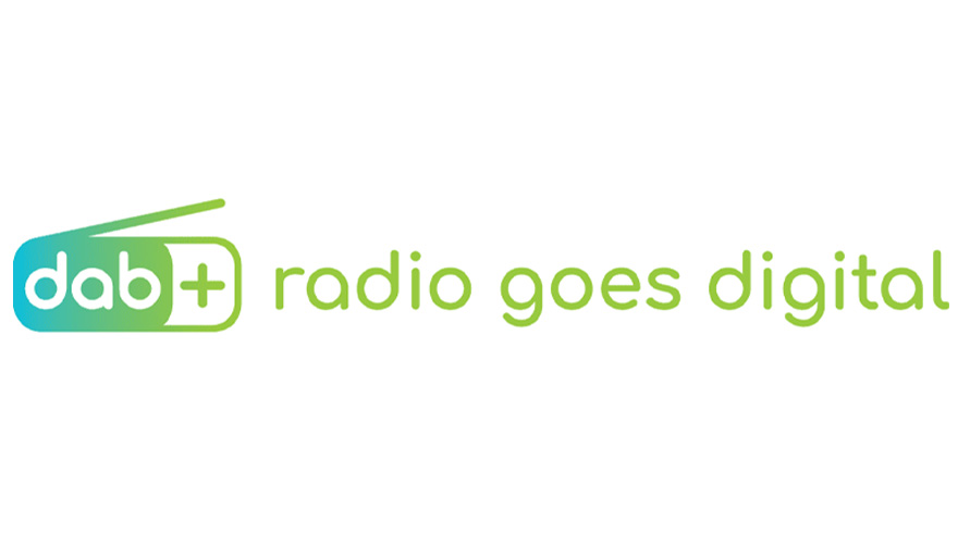 Het logo van DAB+ radio gaat digitaal. Het logo is groen en blauw, de tekst is groen.