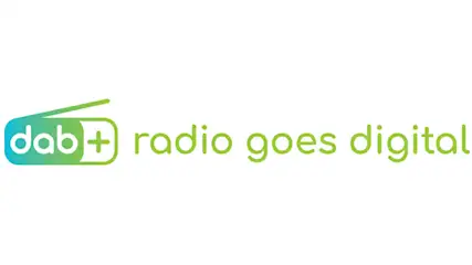 Het logo van DAB+ radio gaat digitaal. Het logo is groen en blauw, de tekst is groen.