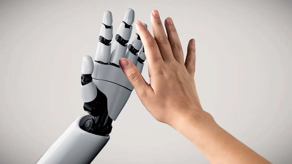 Een witte robotarm en een menselijke hand raken elkaar tegen een effen achtergrond.