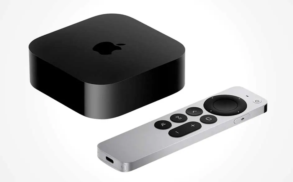 Een zwarte Apple TV-box met Apple-logo ligt naast een zilveren afstandsbediening met ronde touchpad en knoppen op witte achtergrond.
