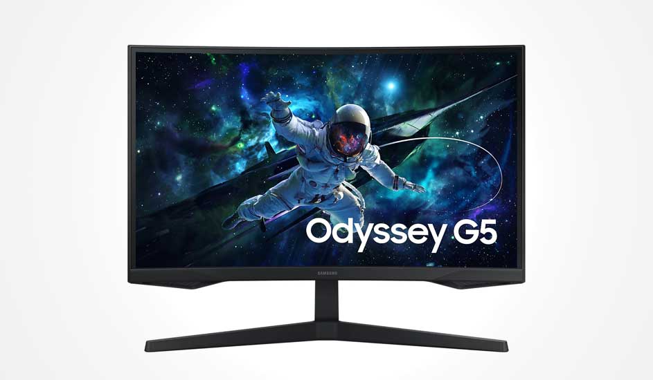 Gebogen Samsung Odyssey G5 monitor met kleurrijke ruimte-achtergrond waarop een zwevende astronaut in een helder verlicht sterrenstelsel te zien is.