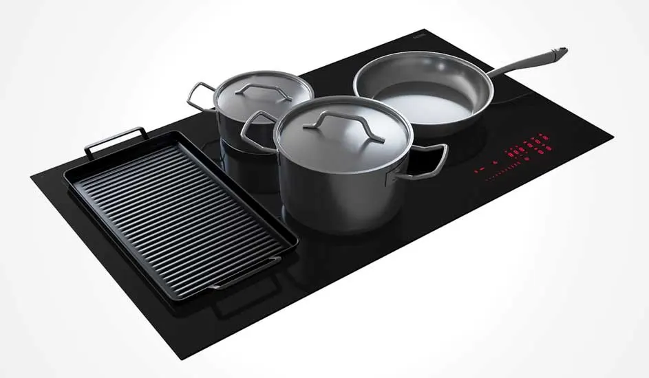Op een zwarte inductiekookplaat staan twee pannen met deksel, een koekenpan en een grillplaat, met rode tiptoetsen rechts.