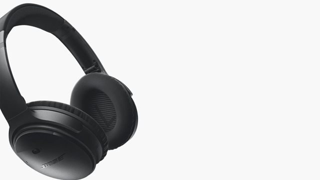 Zwarte hoofdtelefoon met oorkussens en band, tegen een witte achtergrond.