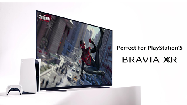 Een witte PlayStation 5 console en controller staan naast een tv met Spider-Man erop, tegen een witte achtergrond.