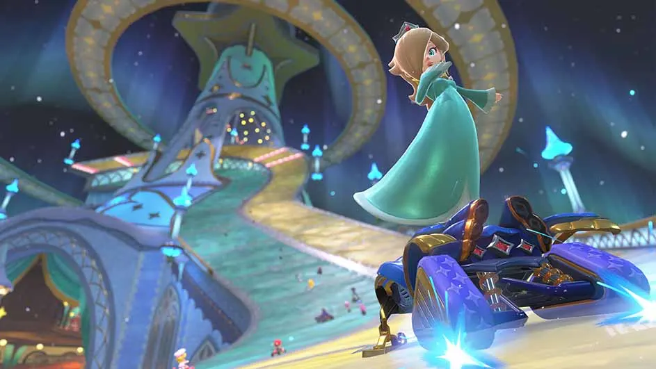 Een dame in een groene jurk staat op een blauwe kart met gouden accenten, op een blauw parcours met een gebouw.