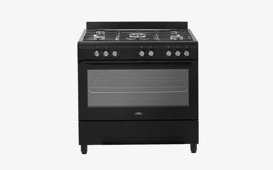 Grote zwarte gasfornuis met vijf branders en brede oven, ideaal voor wie veel ruimte nodig heeft om uitgebreid te koken.