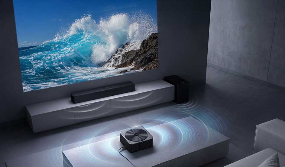 A projector displays a huge ocean wave while sound waves from speakers create a home cinema atmosphere.