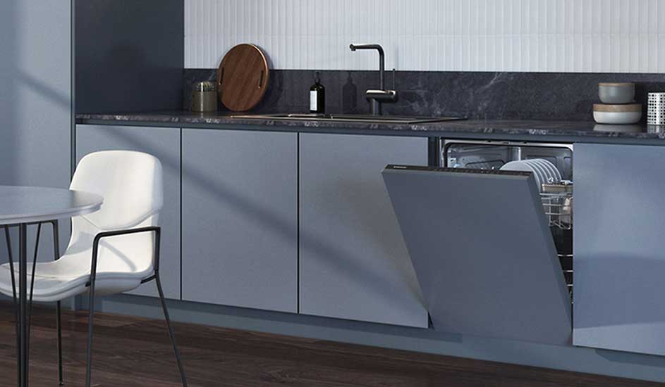 Moderne keuken met een open vaatwasser van Siemens, strakke grijze kastjes, een zwarte kraan en een tafel met een witte stoel.