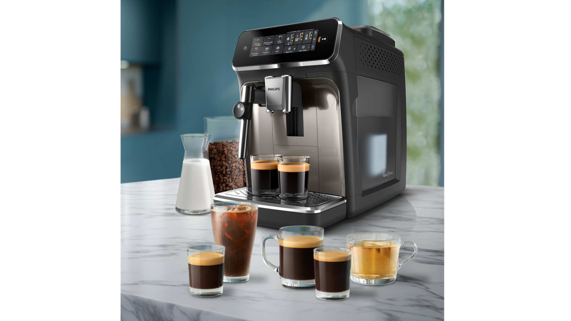 Koffiezetapparaat met kopjes koffie en melk op een marmeren aanrecht tegen een blauwe achtergrond.