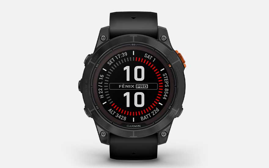 Een zwarte Garmin Fénix Pro sporthorloge toont tijd, datum, gezette stappen en batterijstatus op een duidelijk scherm.